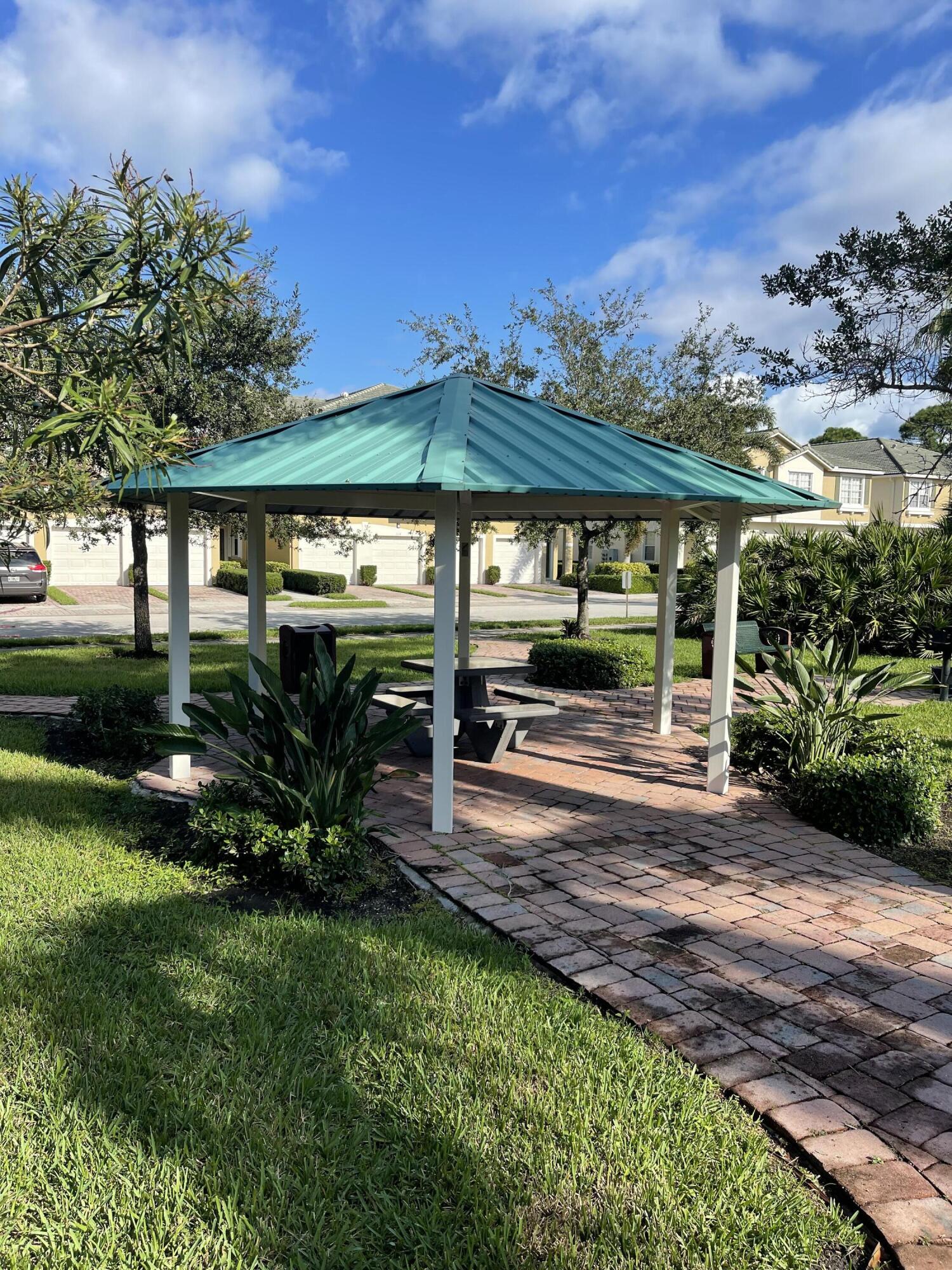 LEXINGTON LAKES - Residential Lease