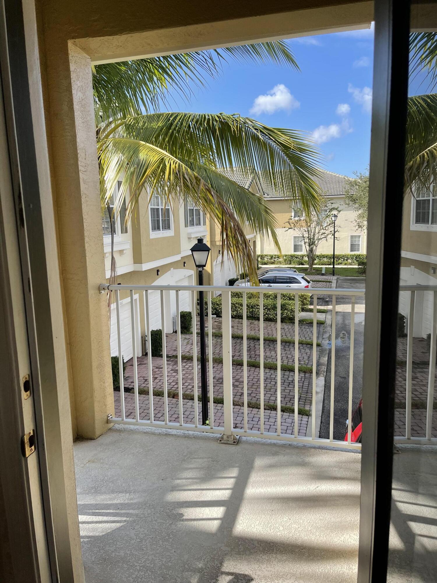 LEXINGTON LAKES - Residential Lease