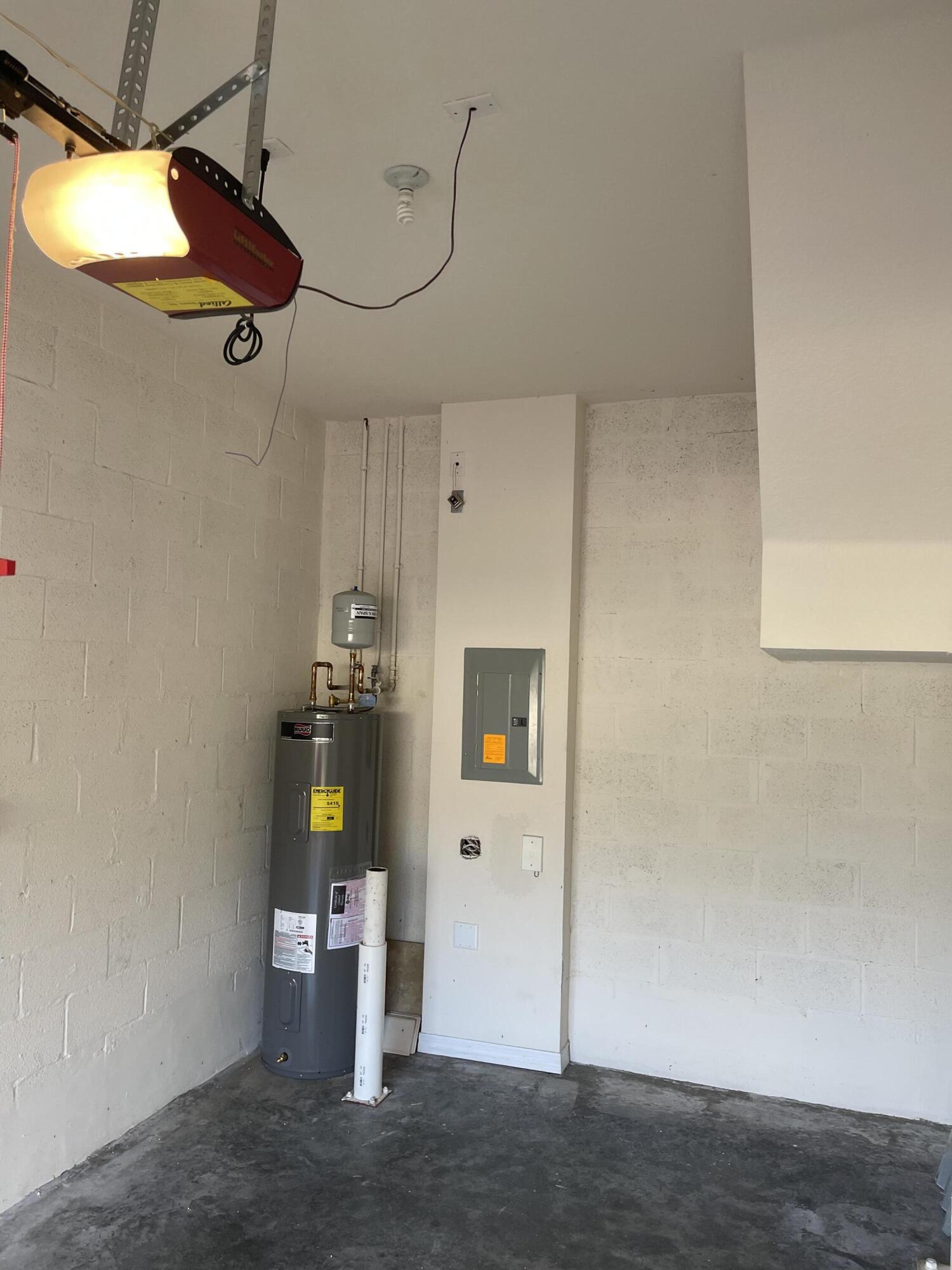 LEXINGTON LAKES - Residential Lease