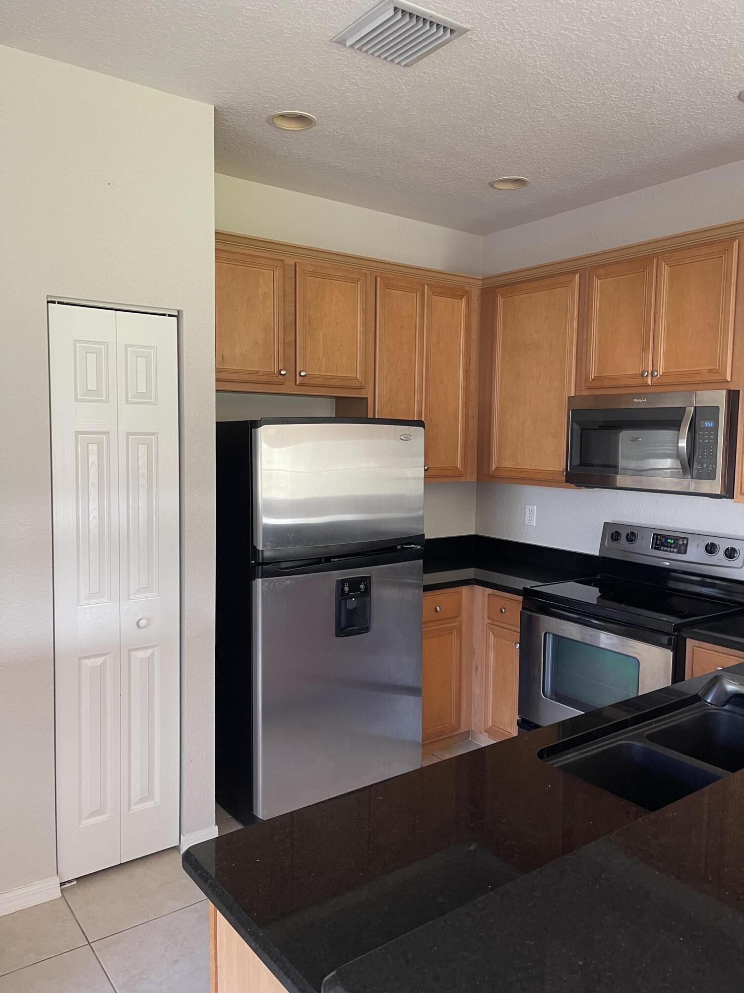 LEXINGTON LAKES - Residential Lease