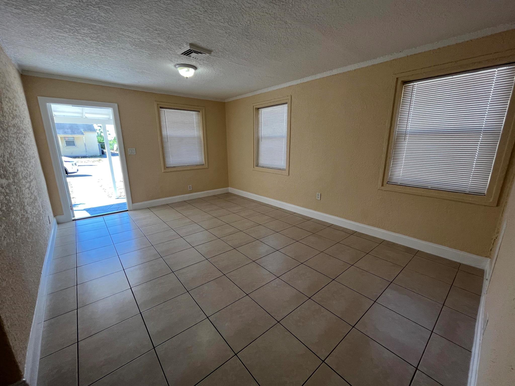 824 W 5th Street, Riviera Beach, FL, 33404/$269,900 2 824 W 5th Street