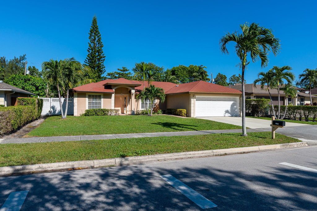 Photo of 1762 17th Avenue N, Lake Worth Beach, FL 33460 (MLS # R10943414)