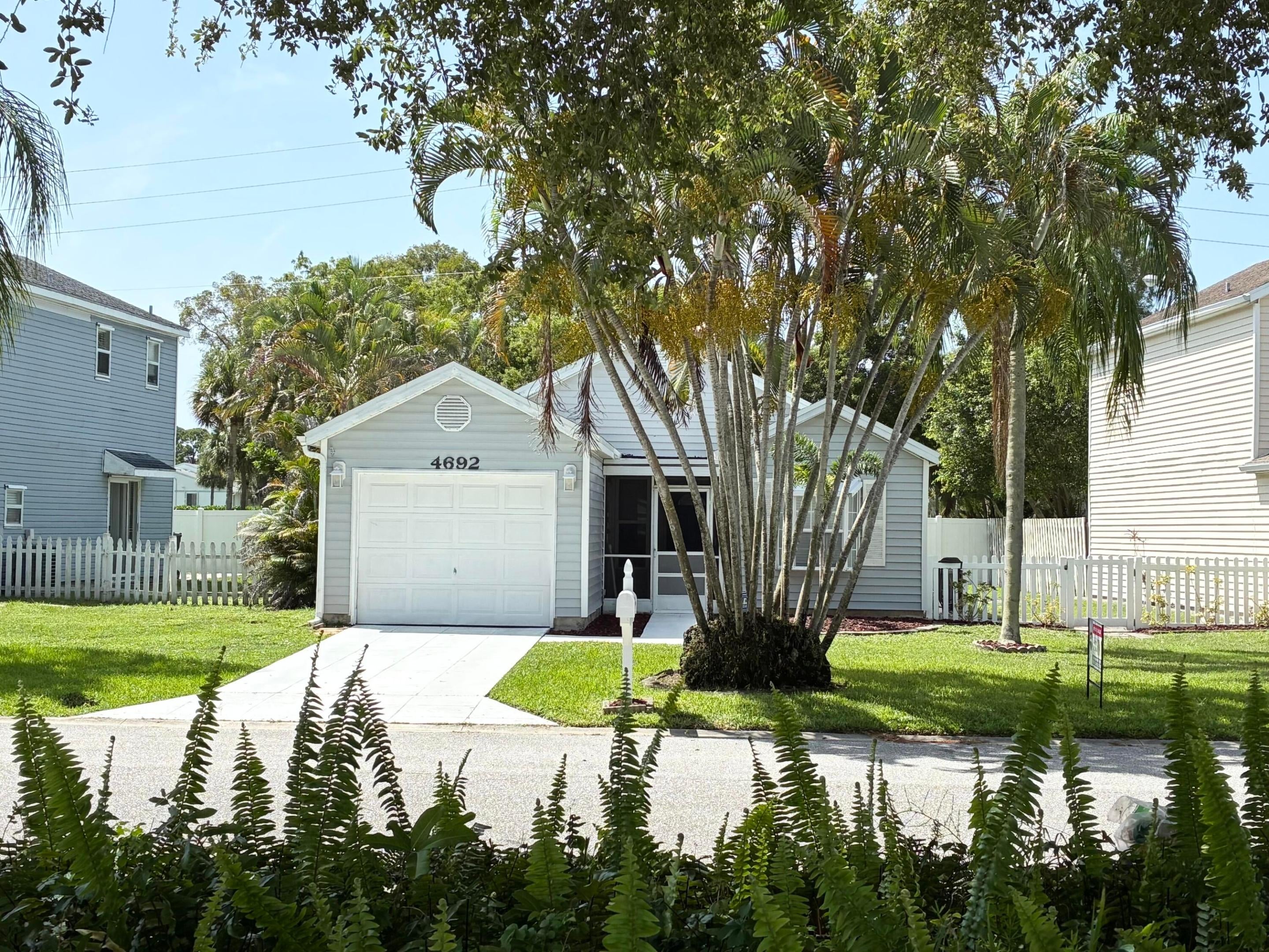 4692 LAKESIDE Circle