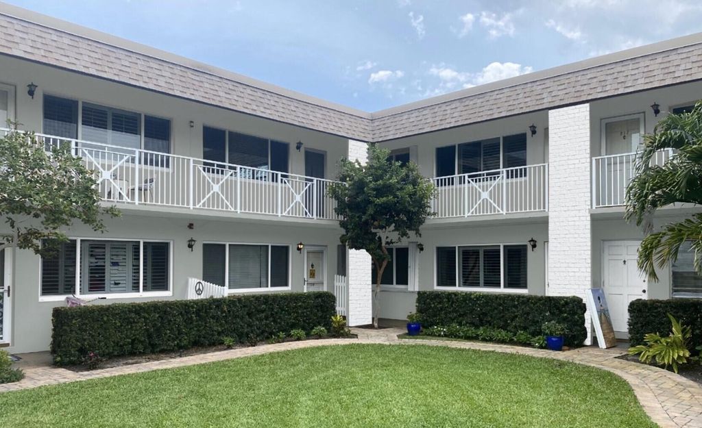 Photo of 1001 NE 8th Avenue #215, Delray Beach, FL 33483 (MLS # R11042326)