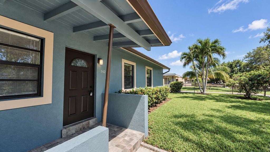 Photo of 1142 Chateau Park Drive, Fort Lauderdale, FL 33311 (MLS # B26073954)