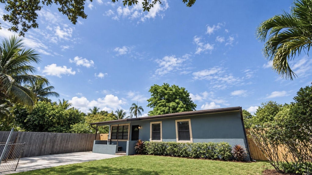 Photo of 1142 Chateau Park Drive, Fort Lauderdale, FL 33311 (MLS # B26073954)