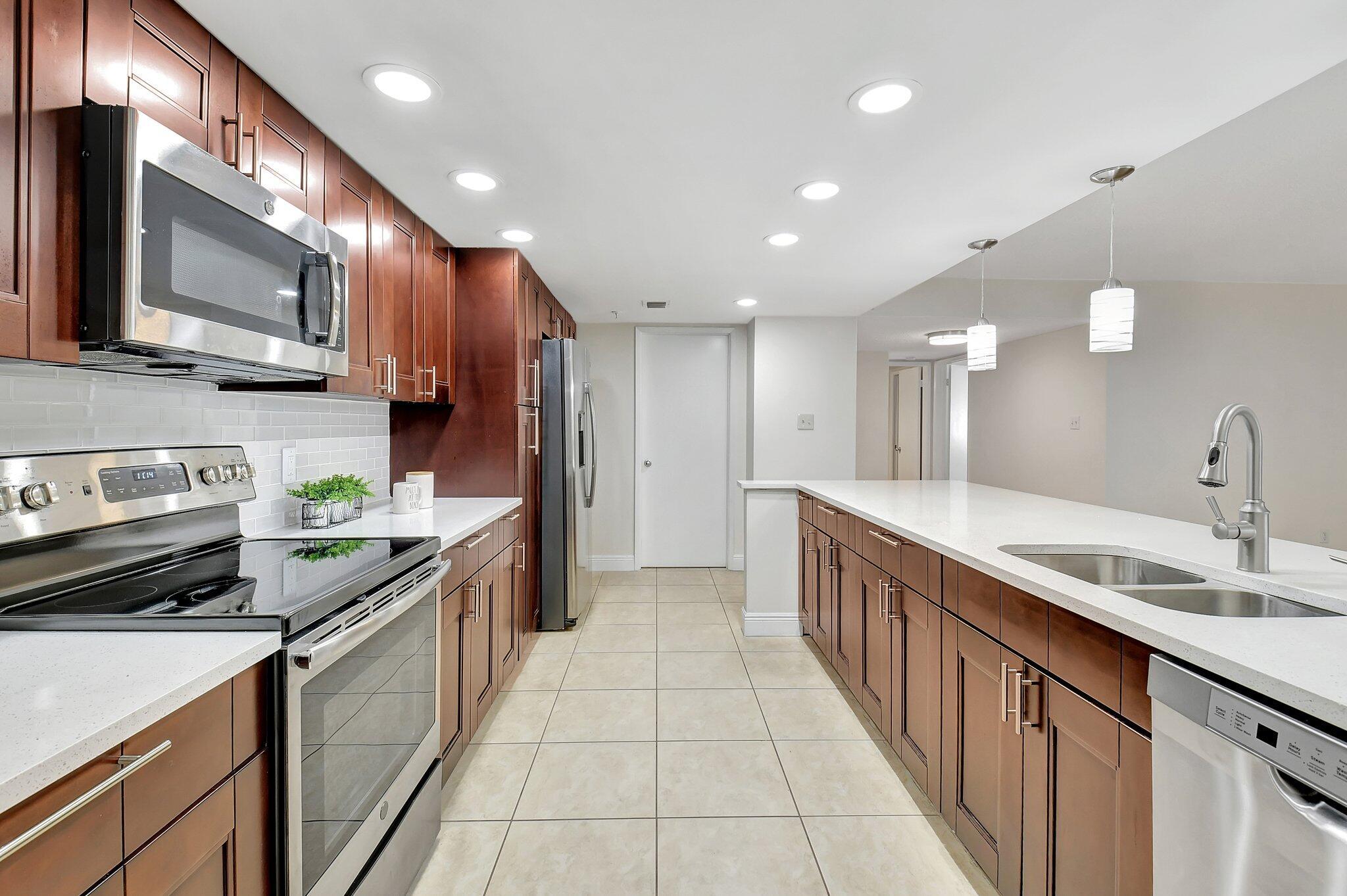 UPDATED AND FABULOUS CORNER UNIT WITH LARGE SCREENED BALCONY....SEEMS LIKE A TREE HOUSE WITH A WATER VIEW! NEWER OPEN KITCHEN WITH NEWER STAINLESS APPLICIANCES, QUARTZ COUNTERTOPS, NEWER CABINETS, WOOD LAMINATE IN BEDROOMS, TILE IN LIVING AREAS, LIGHT AND BRIGHT! CLOSE TO WHOLE FOODS, TRADER JOE'S, FRESH MARKET, STARBUCKS, SHOPPING, RESTAURANTS, AND THE BEACH CLOSE BY! EASY ACCESS TO I95! GREAT LOCATION!