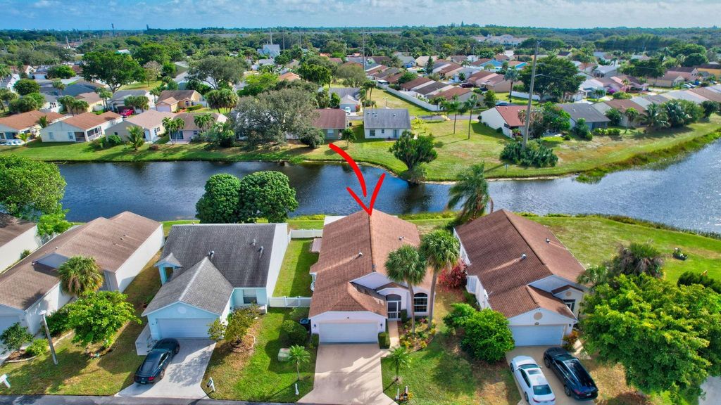 Photo of 19 Bentwater Circle, Boynton Beach, FL 33426 (MLS # F10475373)