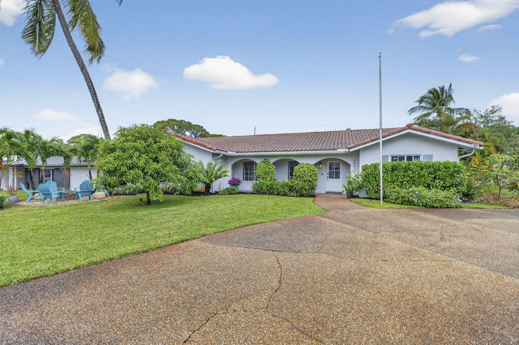 Photo of 903 SW 28th Avenue, Boynton Beach, FL 33435 (MLS # B26017720)