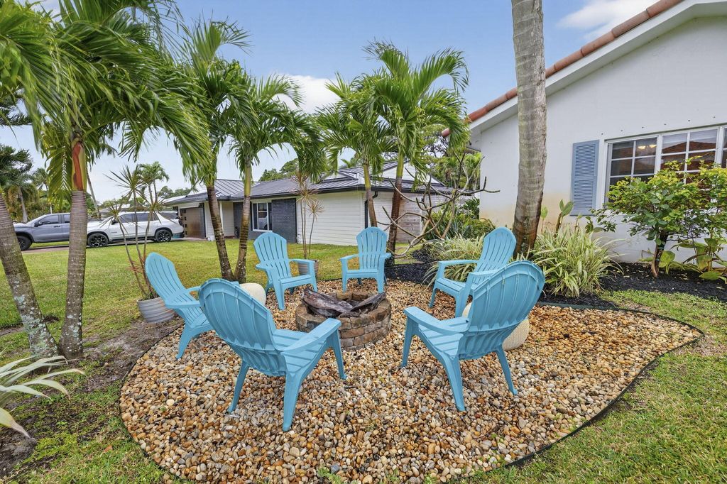 Photo of 903 SW 28th Avenue, Boynton Beach, FL 33435 (MLS # B26017720)