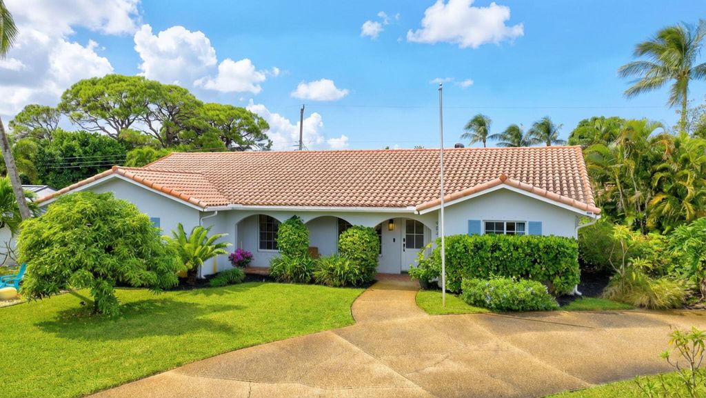 Photo of 903 SW 28th Avenue, Boynton Beach, FL 33435 (MLS # B26017720)