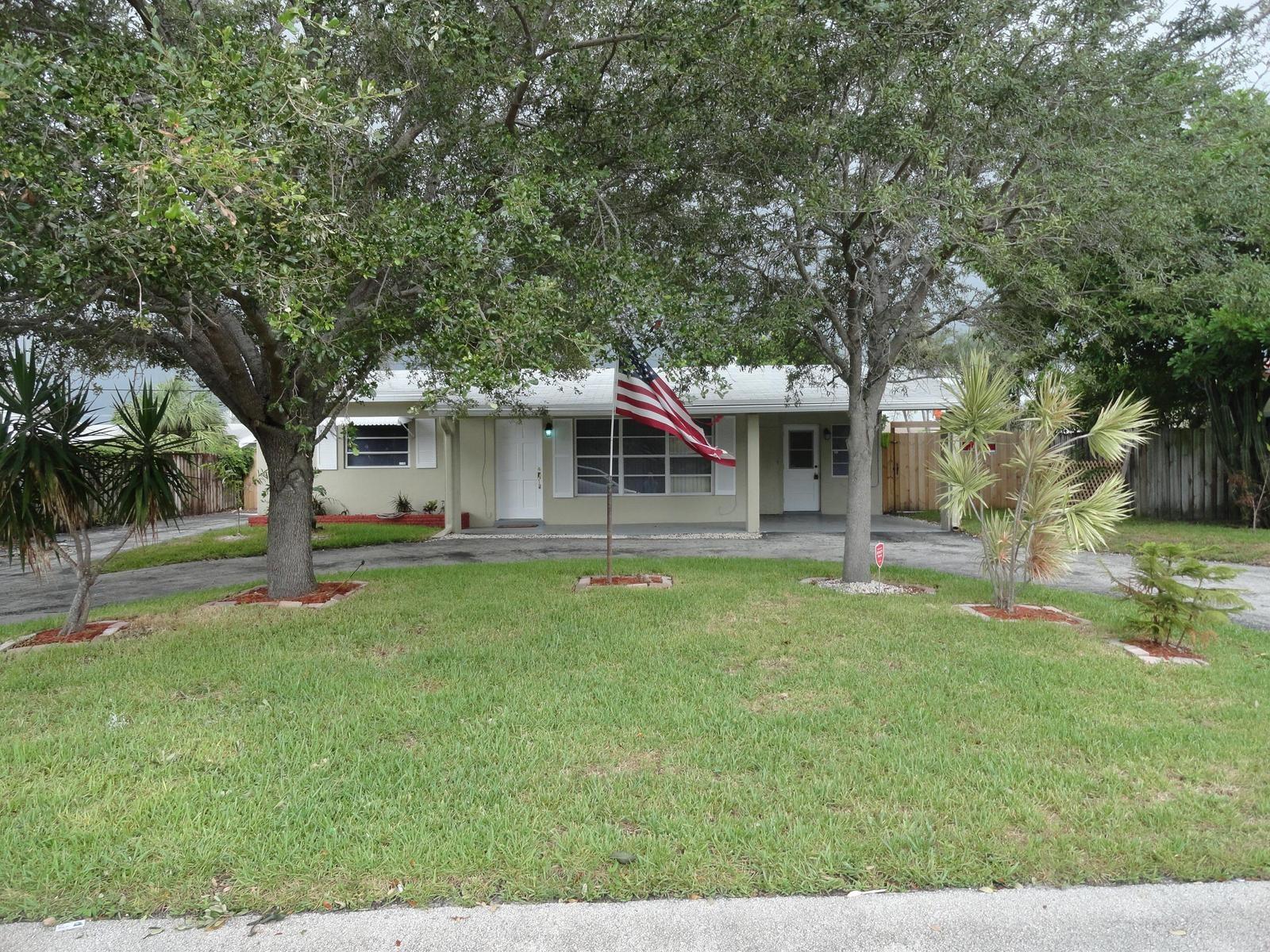 VERY NICE HOME, OPEN KITCHEN WITH DINNING AREA, LARGE FENCED BACKYARD, CIRCULAR DRIVEWAY, WASHER AND DRYER, GAS WATER HEATER AND STOVE, BBQ AREA, ENCLOSED PATIO, QUIET NEIGHBORHOOD,
A PEACEFUL PLACE TO ENJOY LIFE, NO HOA, QUICK APPROVAL, PETS ALLOWED WITH DEPOSIT ( NO AGRESSIVE BREED) FRESHLY PAINTED. CLOSE TO RESTAURANTS, FITNESS, WHOLEFOODS, AND 5 MIN FROM THE BEACH. GRASS CUT INCLUDED IN THE RENT. NO LAST MONTH FOR CREDIT ABOVE 680.