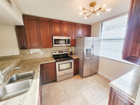 1713 Whitehall Dr 401 Davie FL 33324