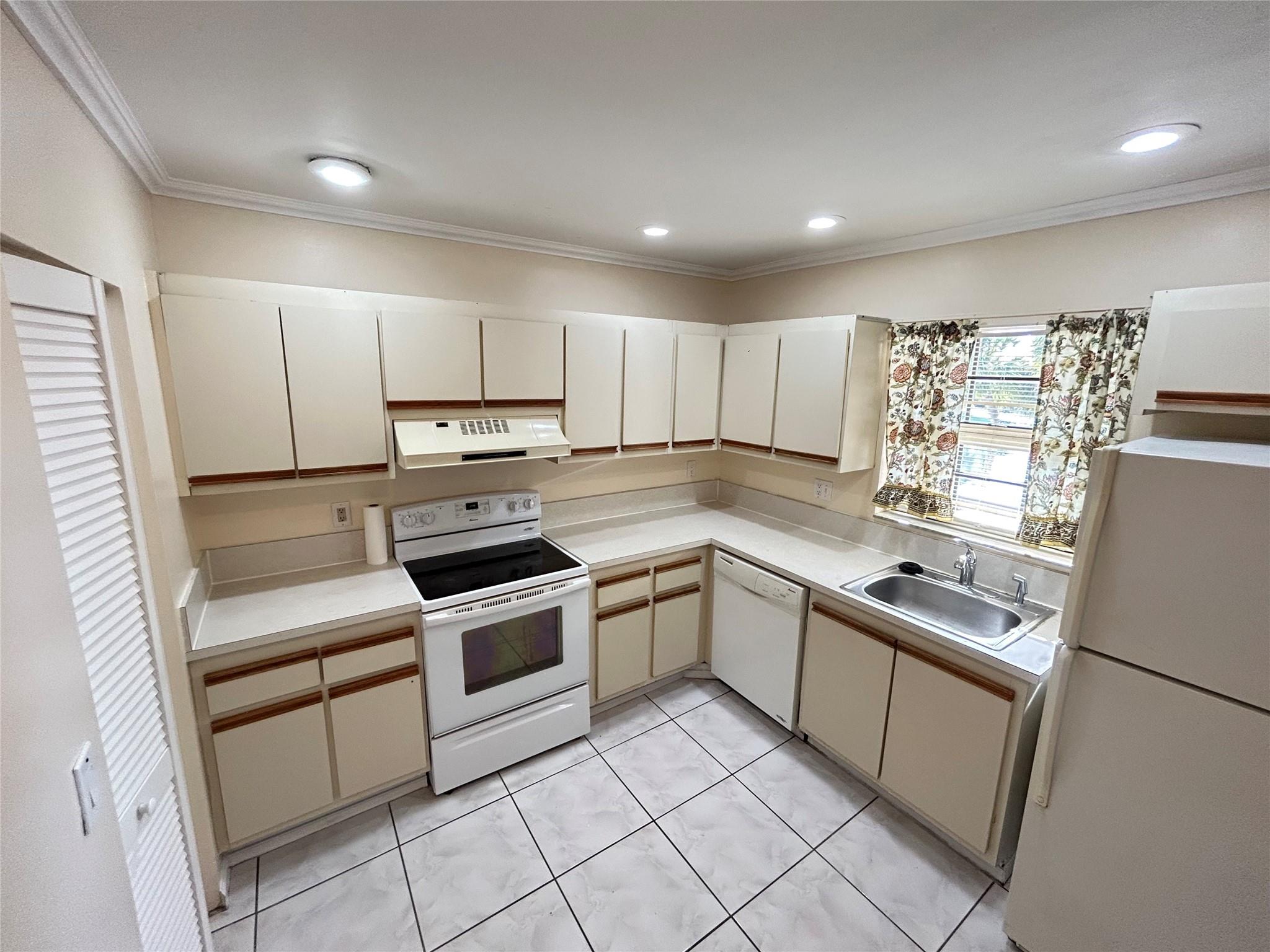 Grenadier Lakes At Welleb - Residential Lease