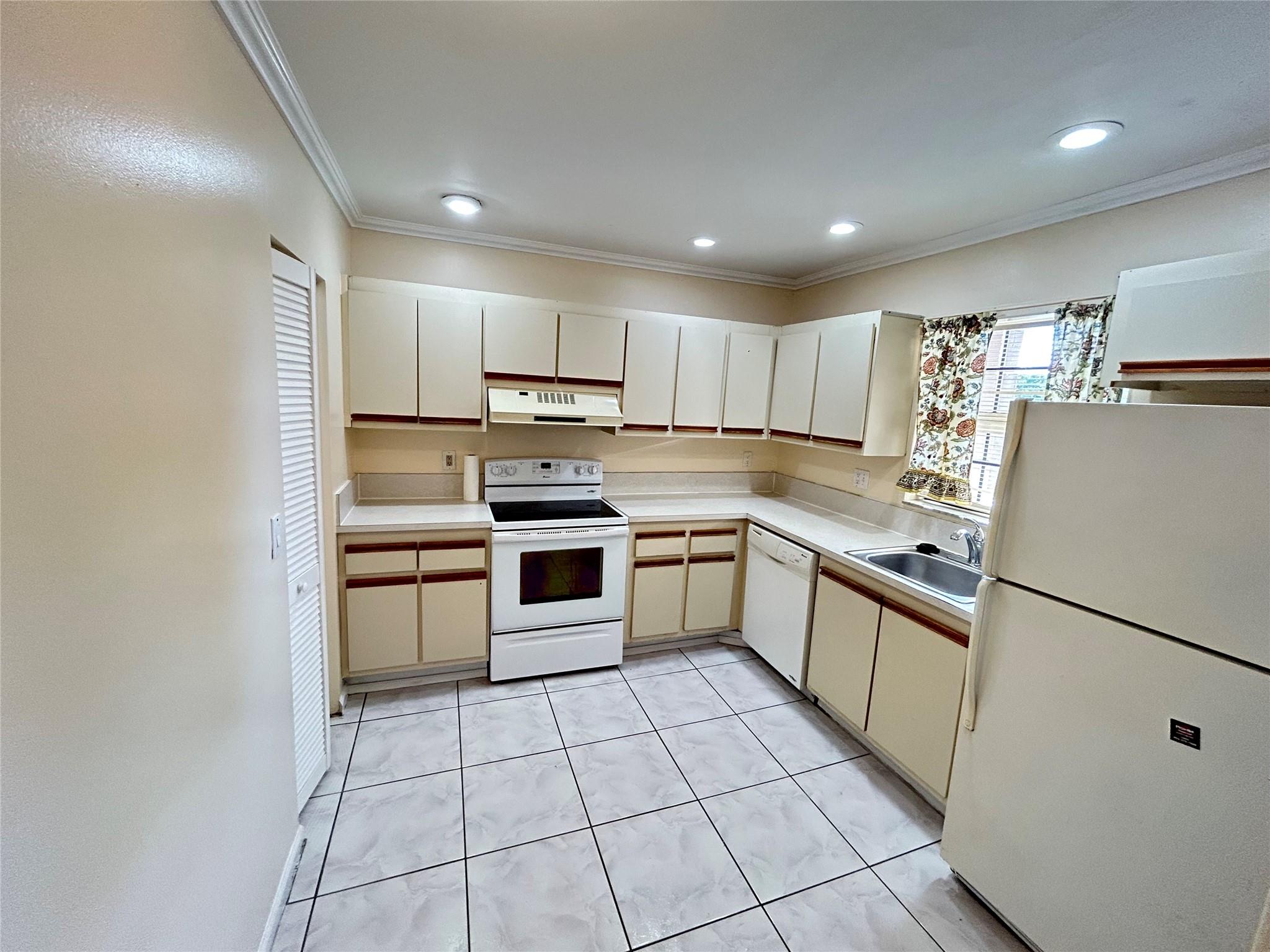 Grenadier Lakes At Welleb - Residential Lease