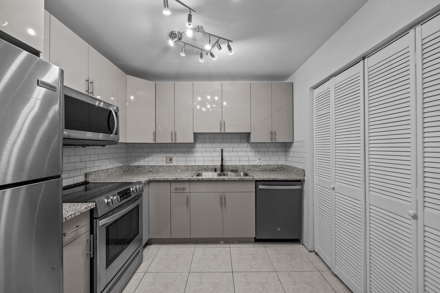 TREE LAKE - Residential Lease