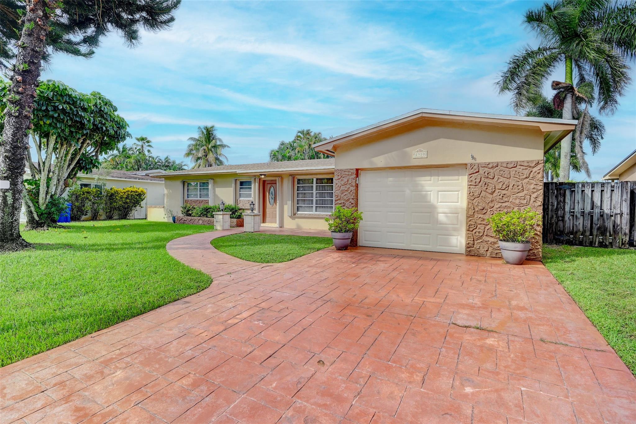 Pembroke Lakes Sec 1 76-4 - Residential