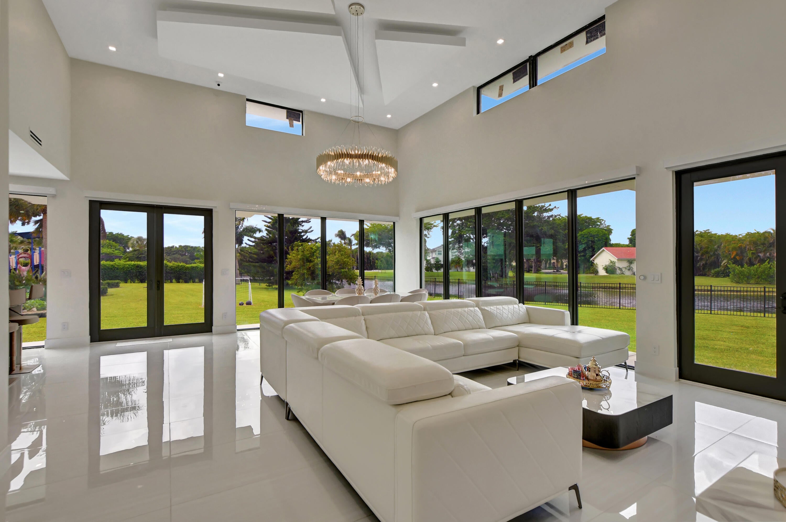 10385 Avenida Del Rio