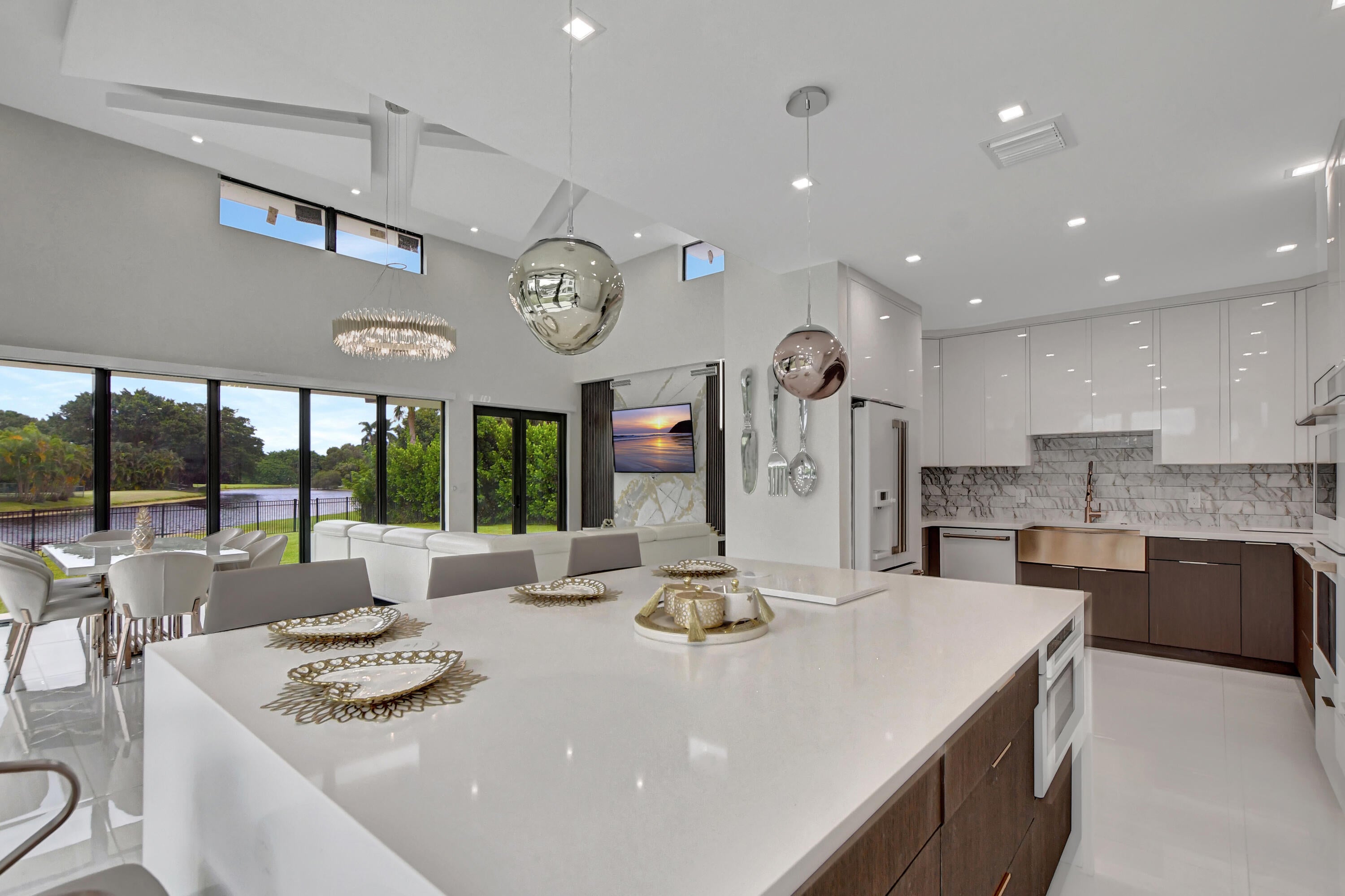 10385 Avenida Del Rio