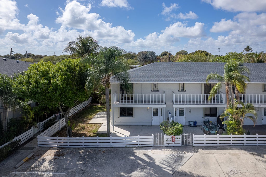 Photo of 324 W Pine Street #11, Lantana, FL 33462 (MLS # B26069284)