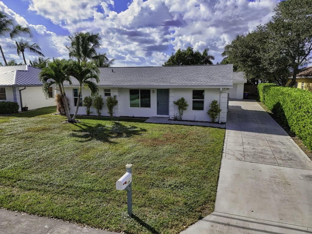 Photo of 18942 SE Hillcrest Drive, Jupiter, FL 33469 (MLS # R11141465)