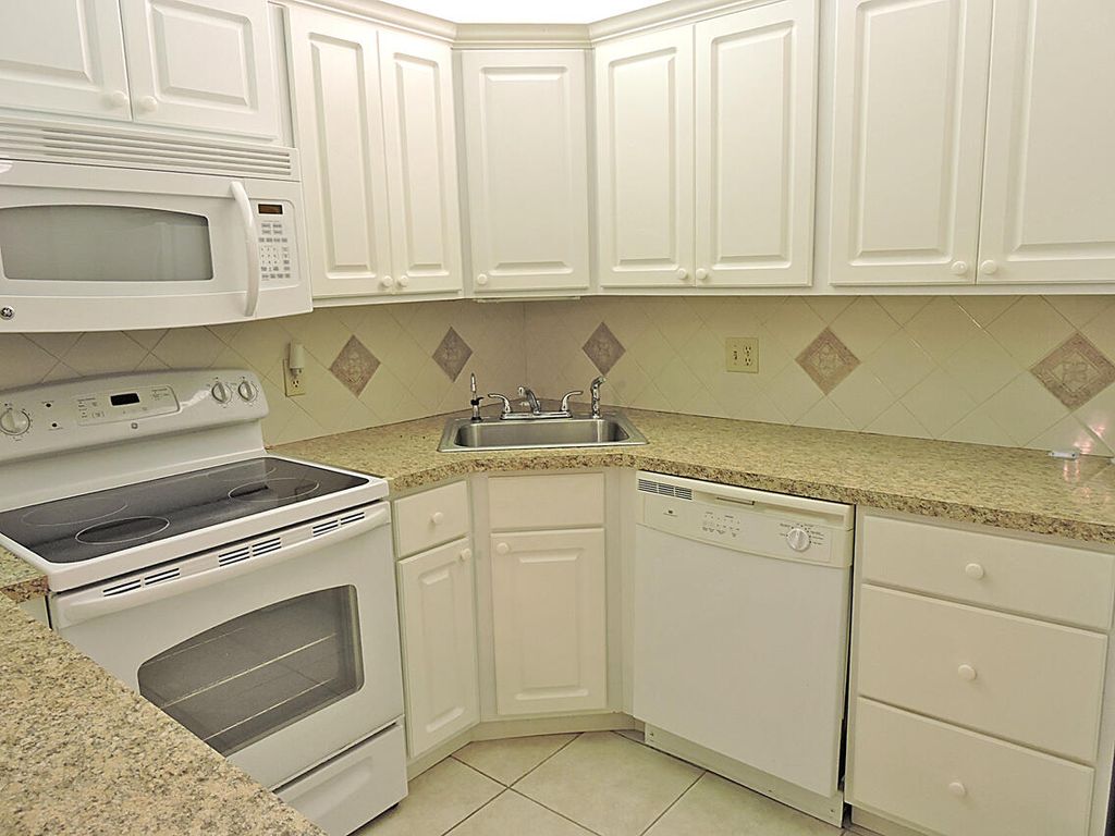 Photo of 341 Pine Ridge Circle Cir #D1, Greenacres, FL 33463 (MLS # R10807388)