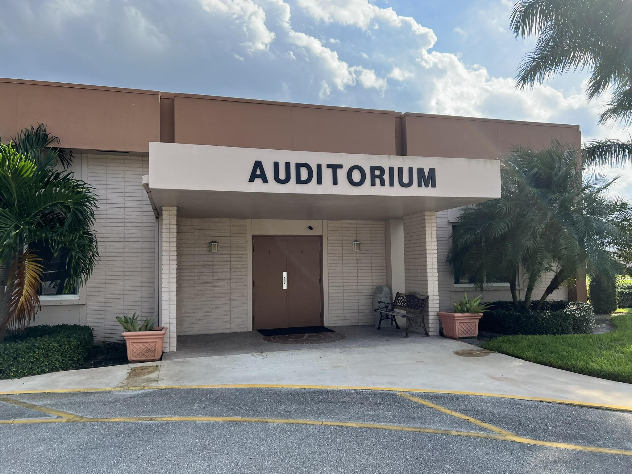 CRESTHAVEN VILLAS CONDO 22 - Residential