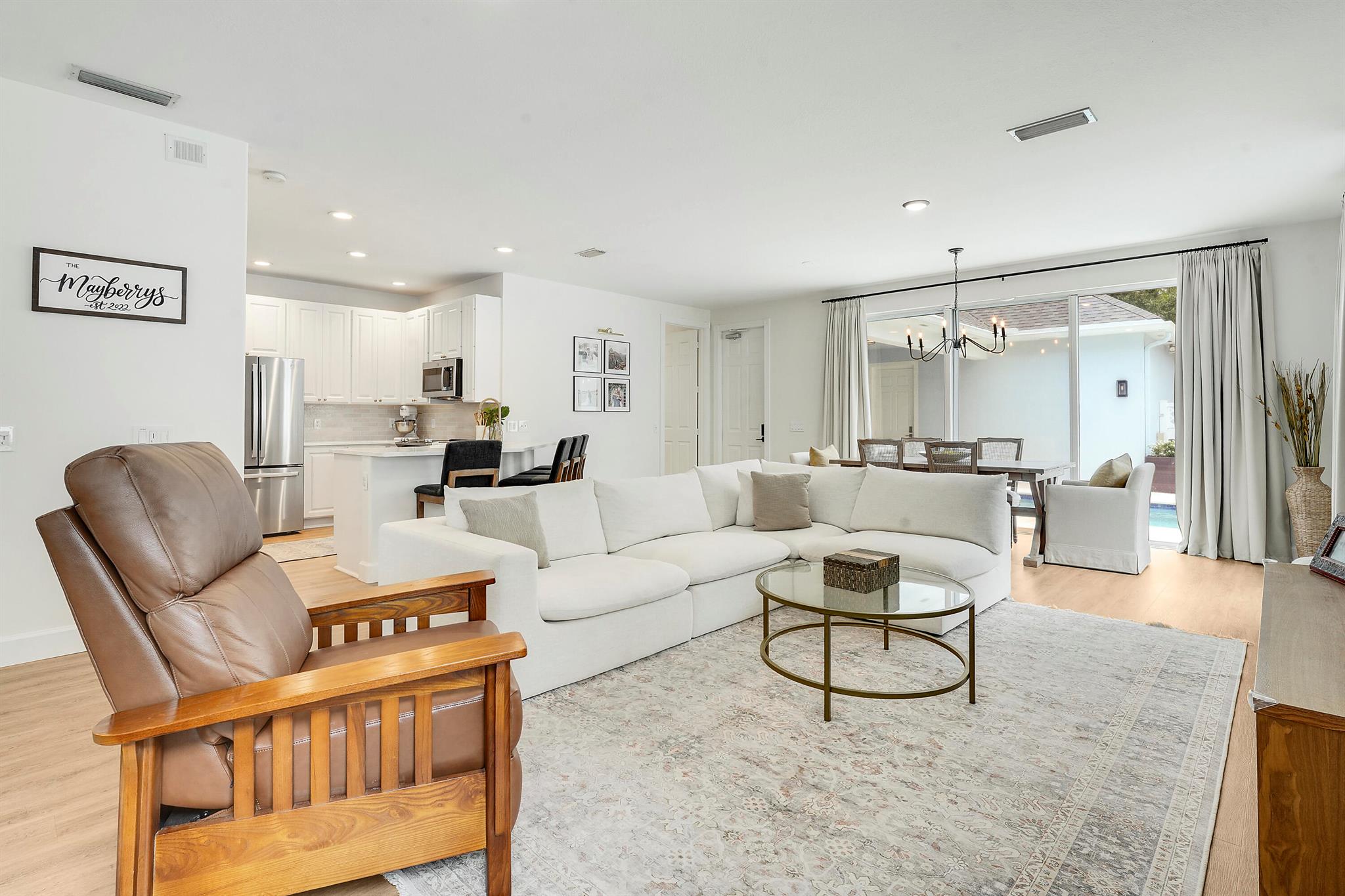 123 Date Palm Drive, Jupiter, FL, 33458/$1,100,000 3 123 Date Palm Drive