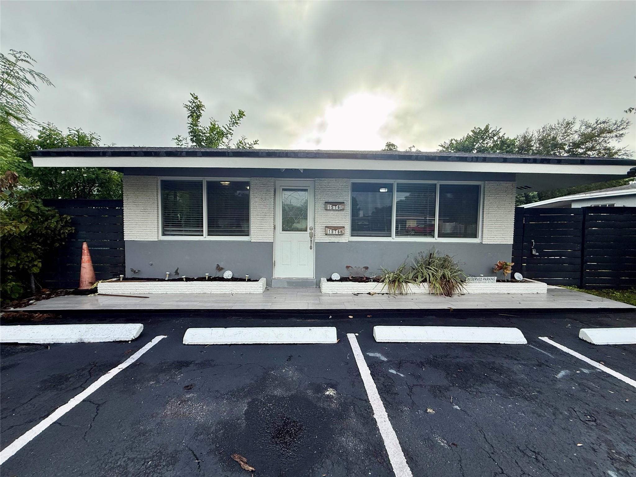 Spacious and modern 2-bedroom, 1-bath unit with new flooring, stainless steel appliances, and no carpet. Enjoy large bedrooms, a separate washer/dryer + utility area, and a big shared yard for entertaining. Prime location close to Downtown Fort Lauderdale and Brightline station.
Move in with just 2X the rent (first + security)!