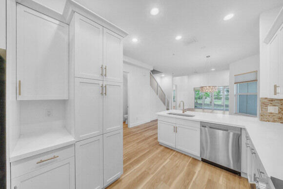 POINTE 100 CONDO - Residential