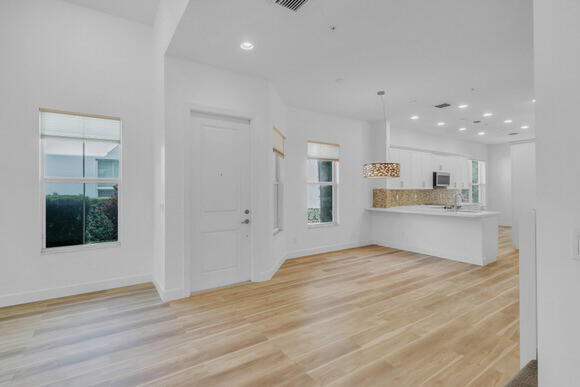 POINTE 100 CONDO - Residential