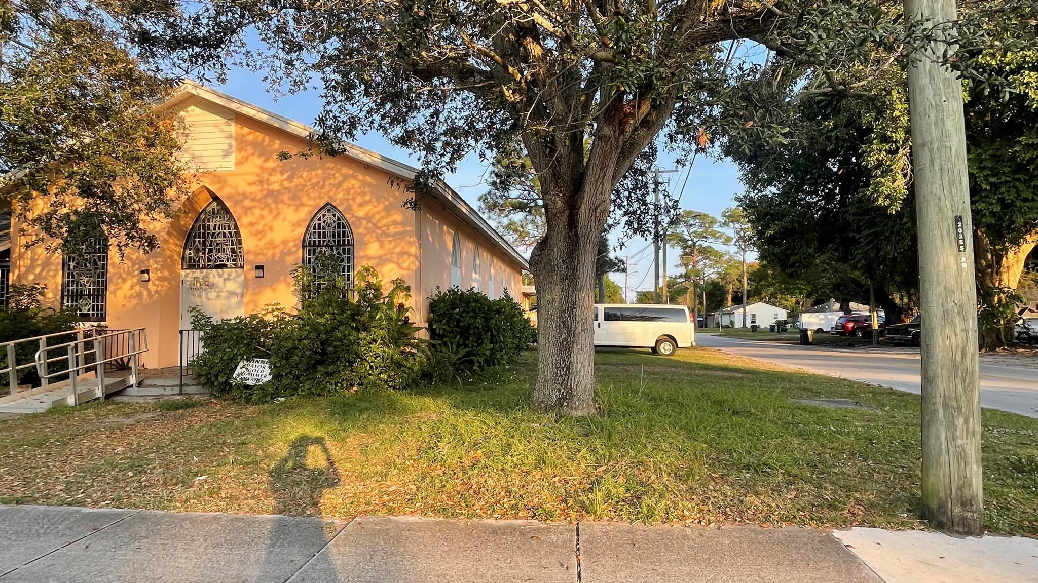 Explore the potential of this building, ideal for restoration or repurposing into a business or artistic space. With a solid foundation and unique architecture, it requires some attention but offers a chance to create something special. Situated in a prime location, it's a great investment opportunity for creative individuals looking to revitalize this hidden gem into a community asset.