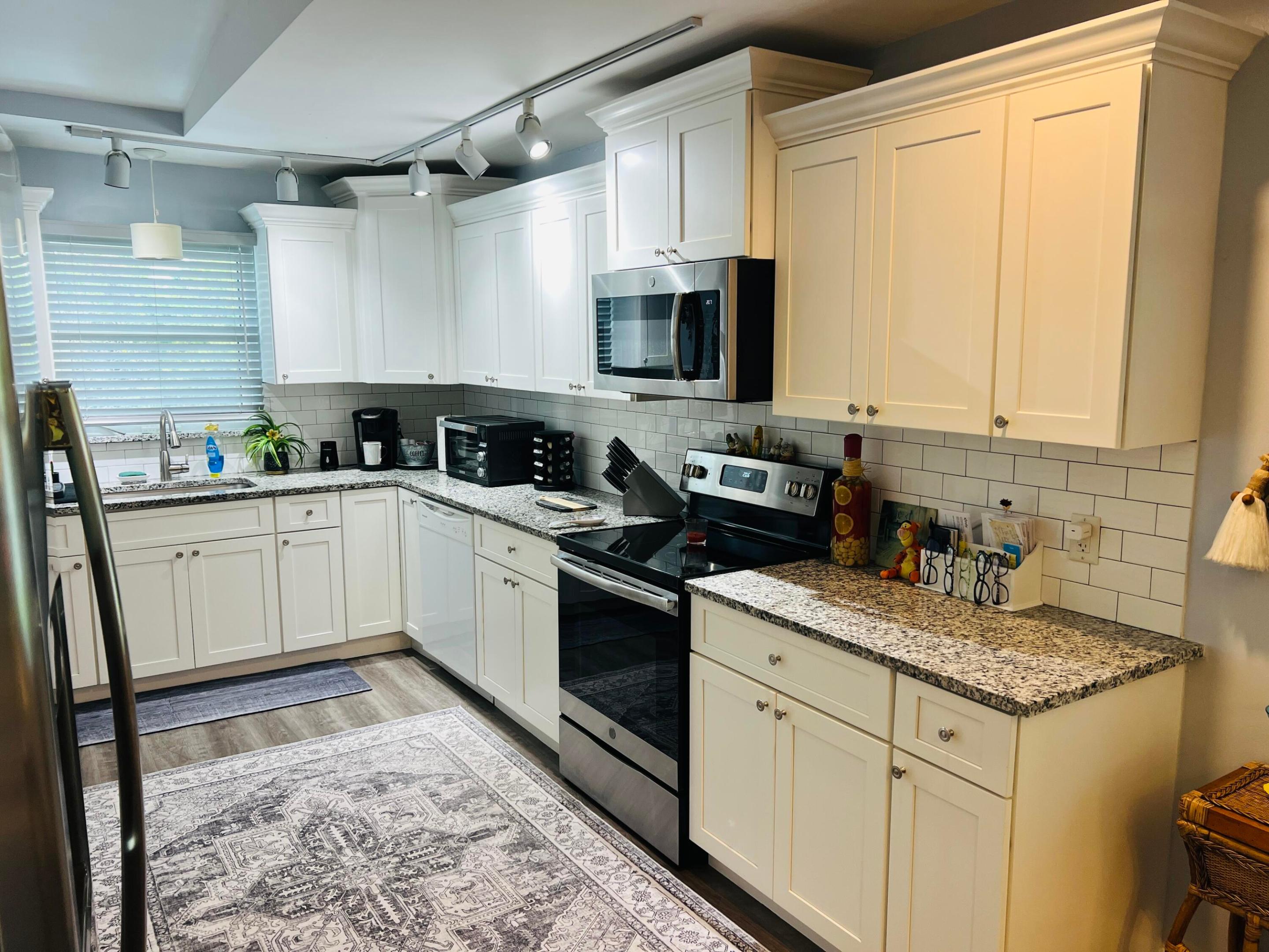 PINECROFT CONDO - Residential