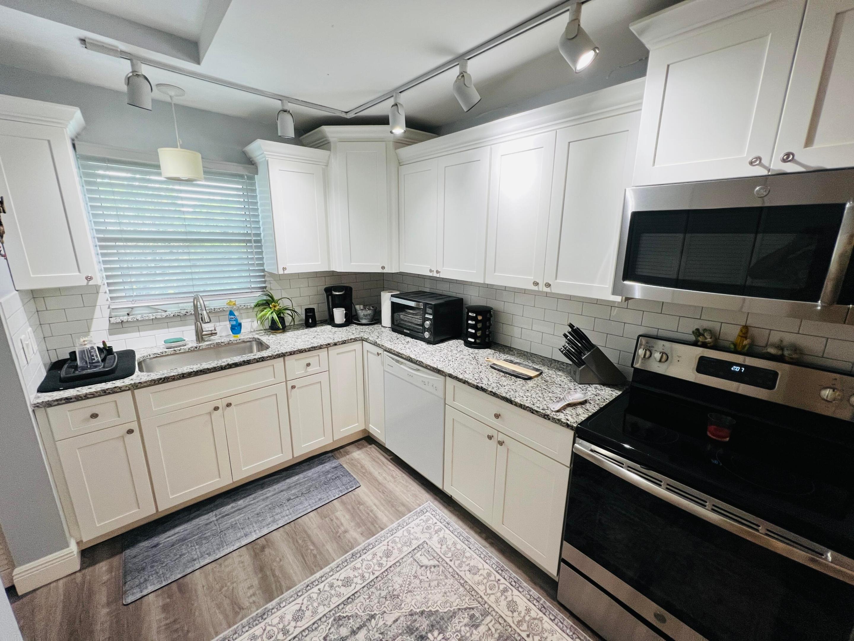 PINECROFT CONDO - Residential