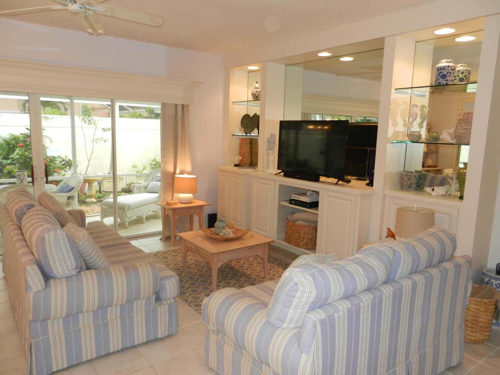 Photo of 72 Laurel Oaks Circle, Tequesta, FL 33469 (MLS # R11014729)