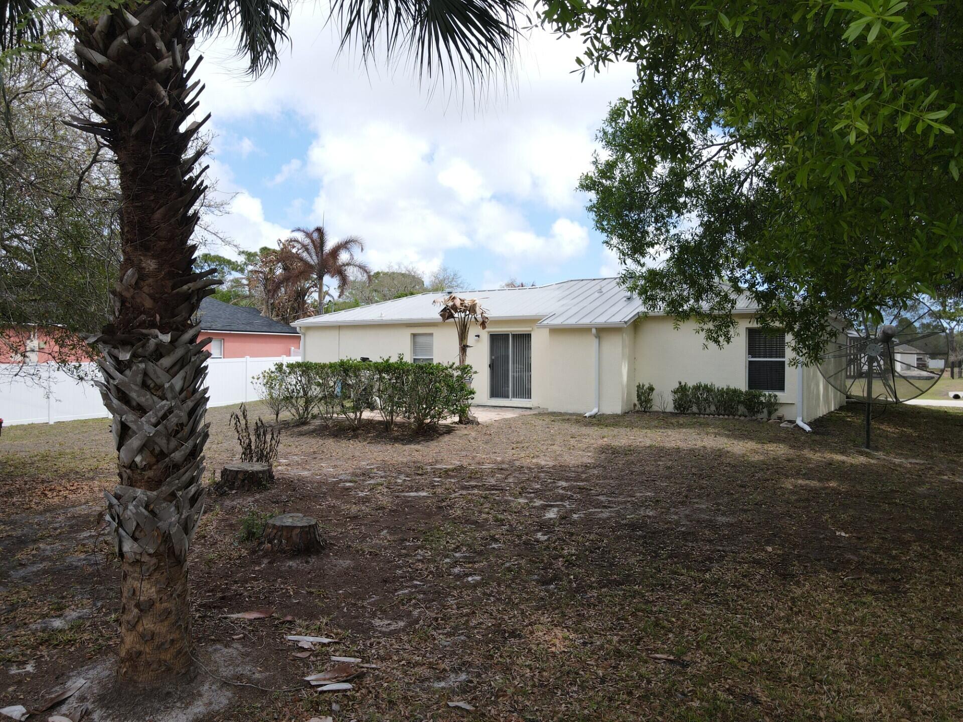 VERO LAKE ESTATES UNIT Q - Residential