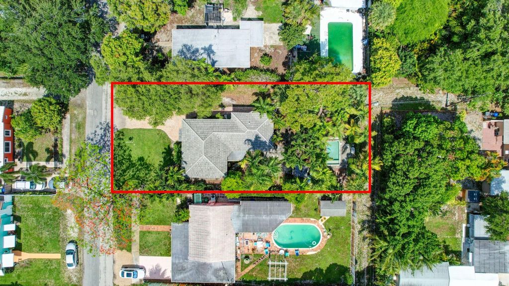 Photo of 829 SW 19th St, Fort Lauderdale, FL 33315 (MLS # F10505730)