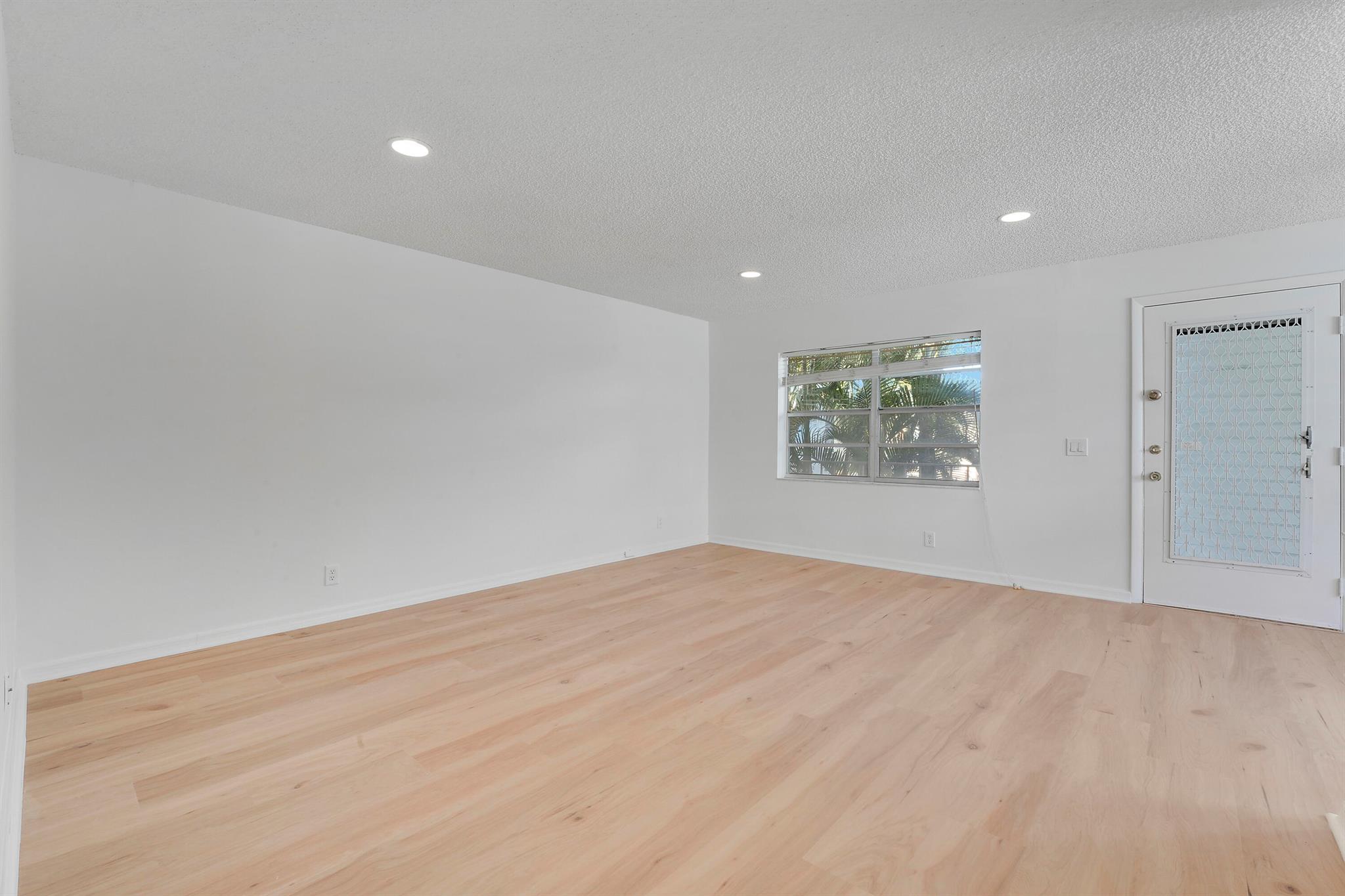 KINGS POINT FLANDERS COND - Residential