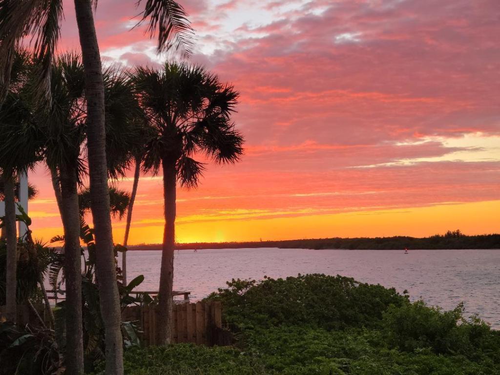 METES AND BOUNDS - Land