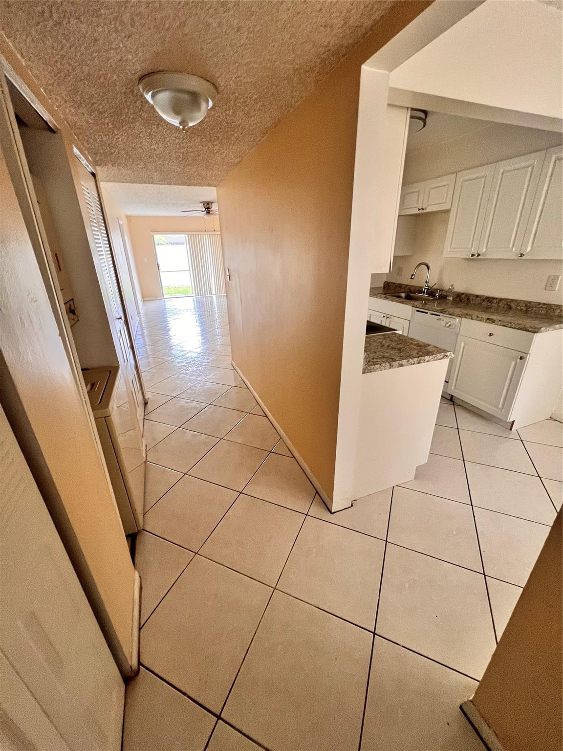 Lovely 2/2 unit located in the heart of Sunrise. Unit offers eat-in Kitchen with complete open floor plan. Washer and Dryer inclduded in the unit. Unit has been freshly painted and has screened in back porch. Flooring is tile and laminte. Very easy corner unit to show. Make this unit your next home.