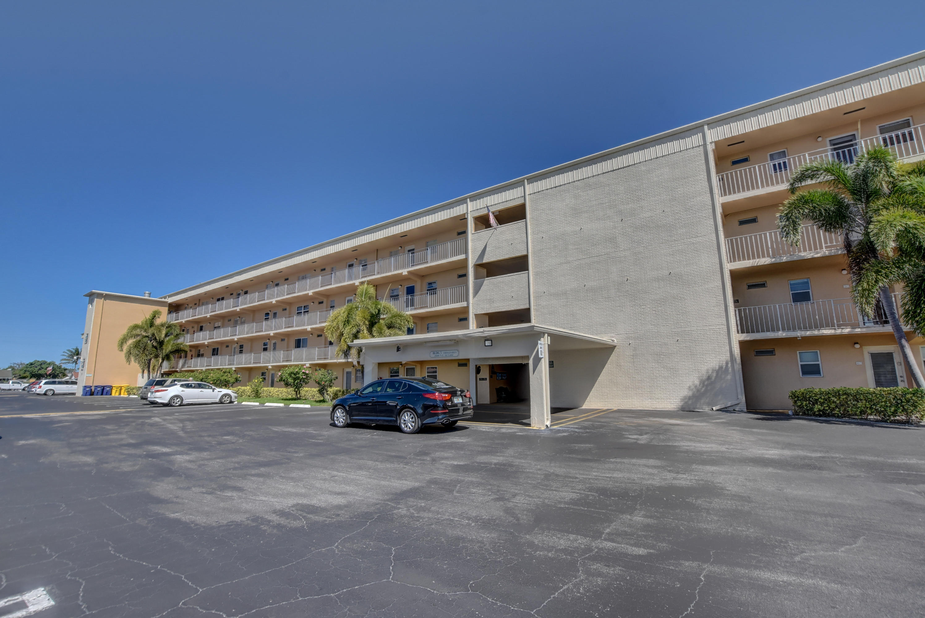 VILLAGE ROYALE ON THE GREEN CONDO - Residential