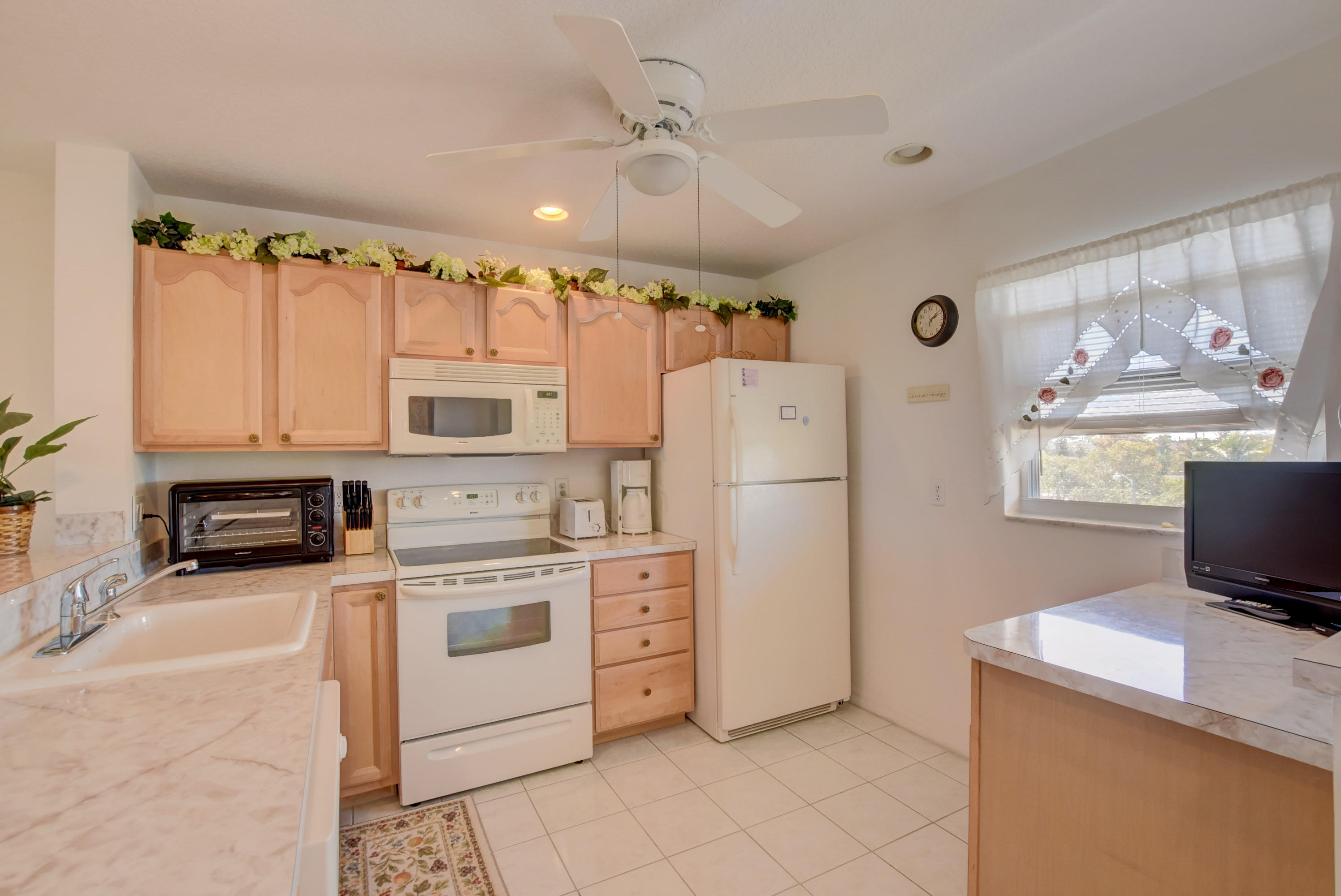 VILLAGE ROYALE ON THE GREEN CONDO - Residential