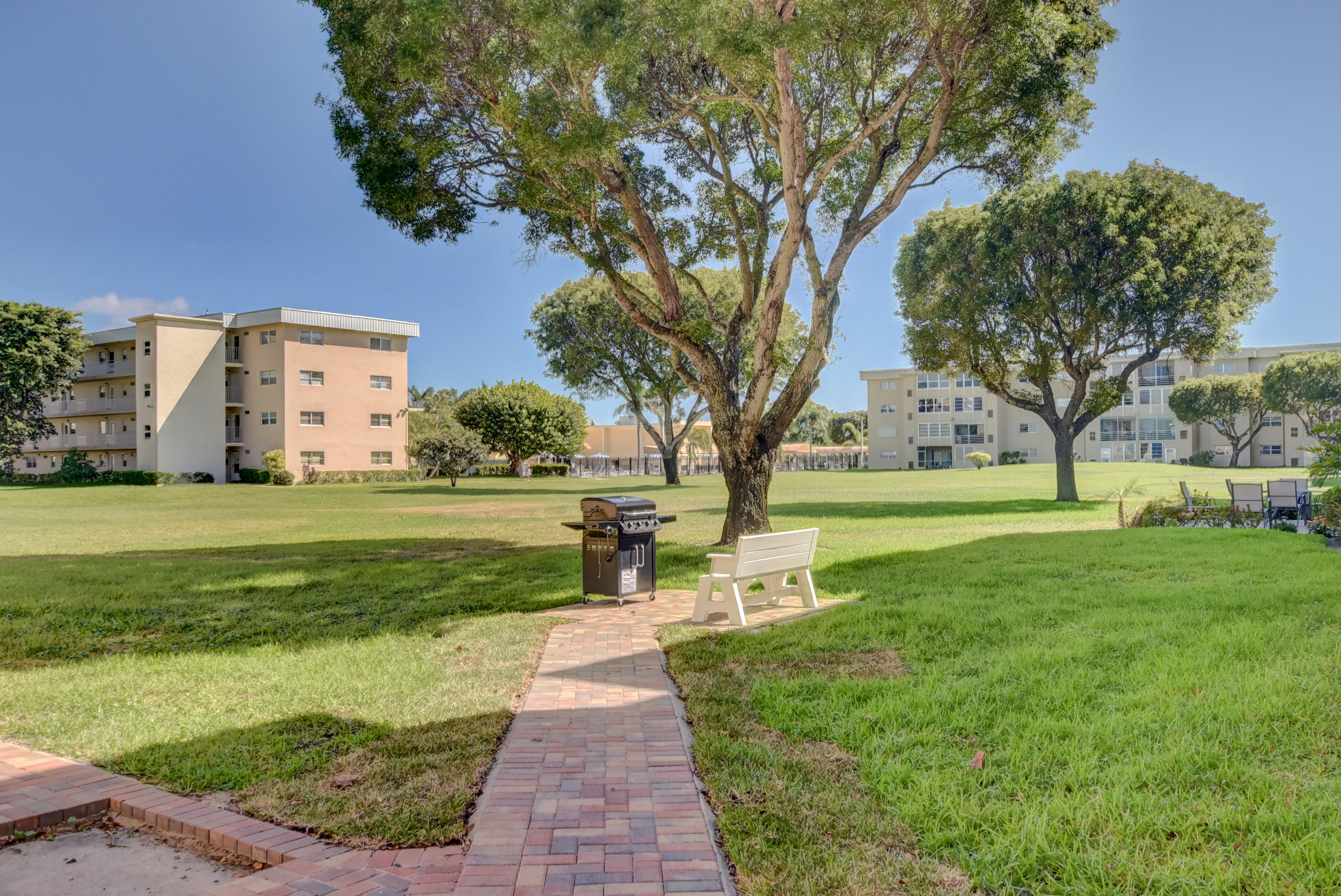 VILLAGE ROYALE ON THE GREEN CONDO - Residential