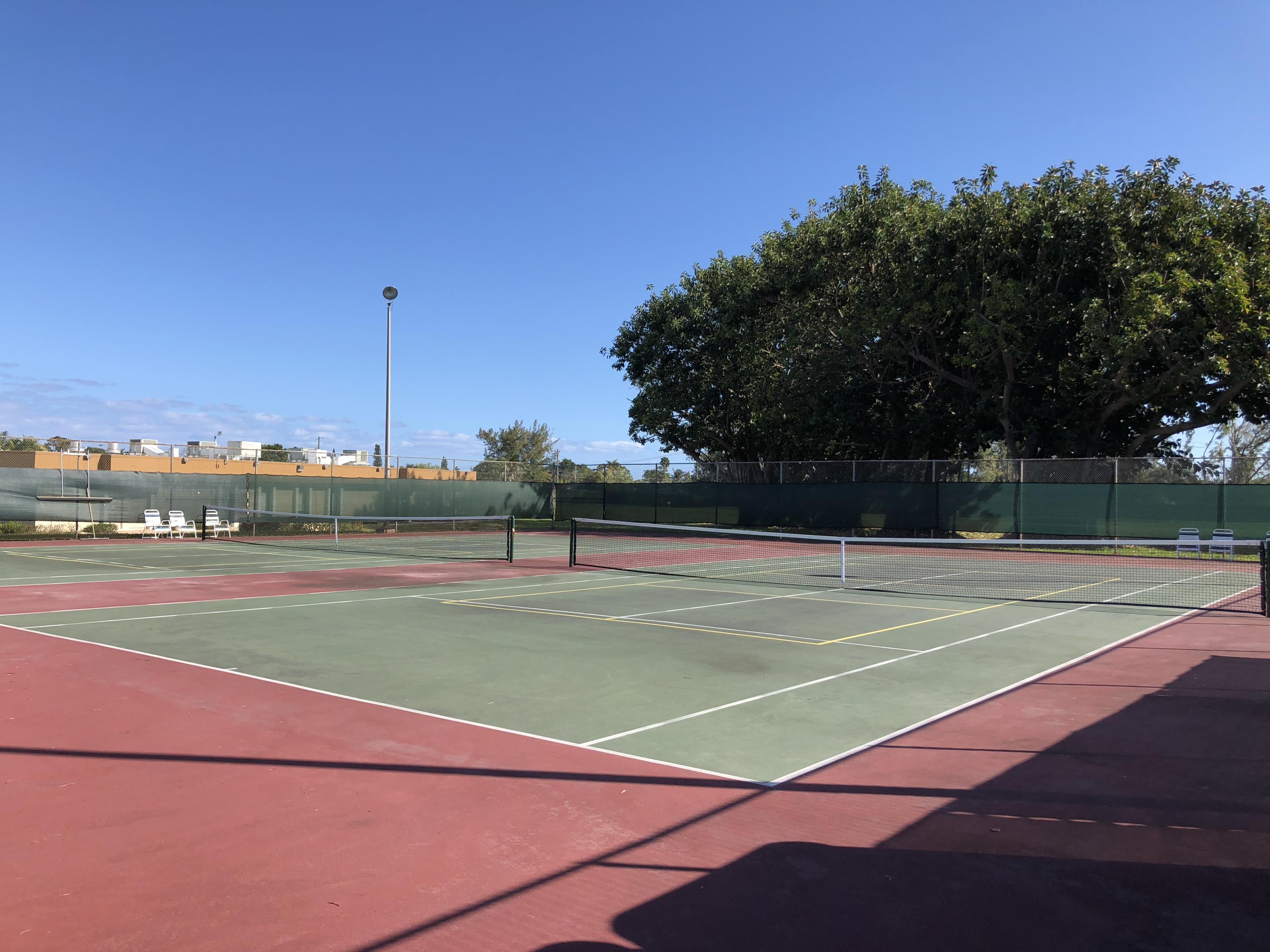 VILLAGE ROYALE ON THE GREEN CONDO - Residential