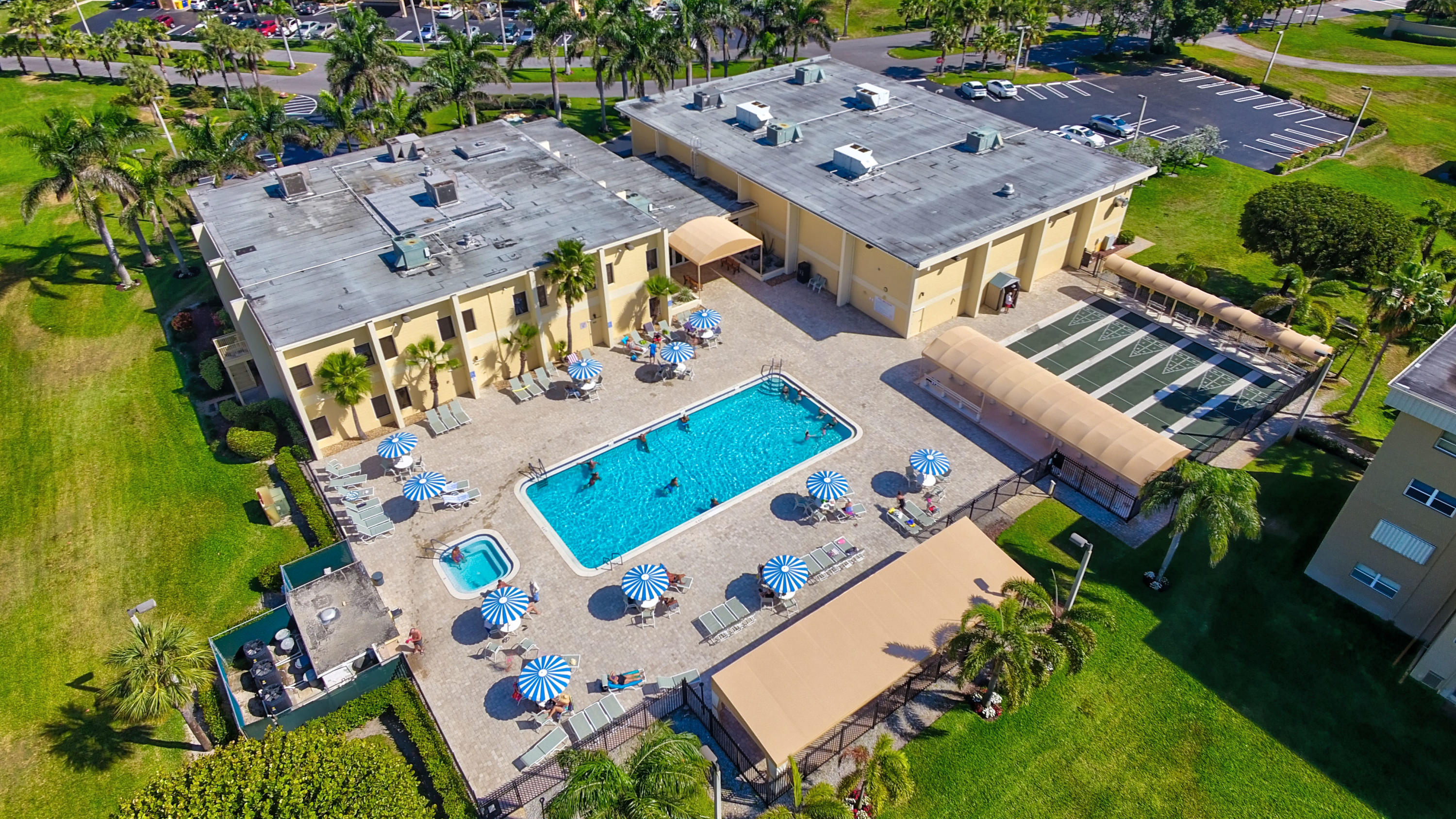 VILLAGE ROYALE ON THE GREEN CONDO - Residential