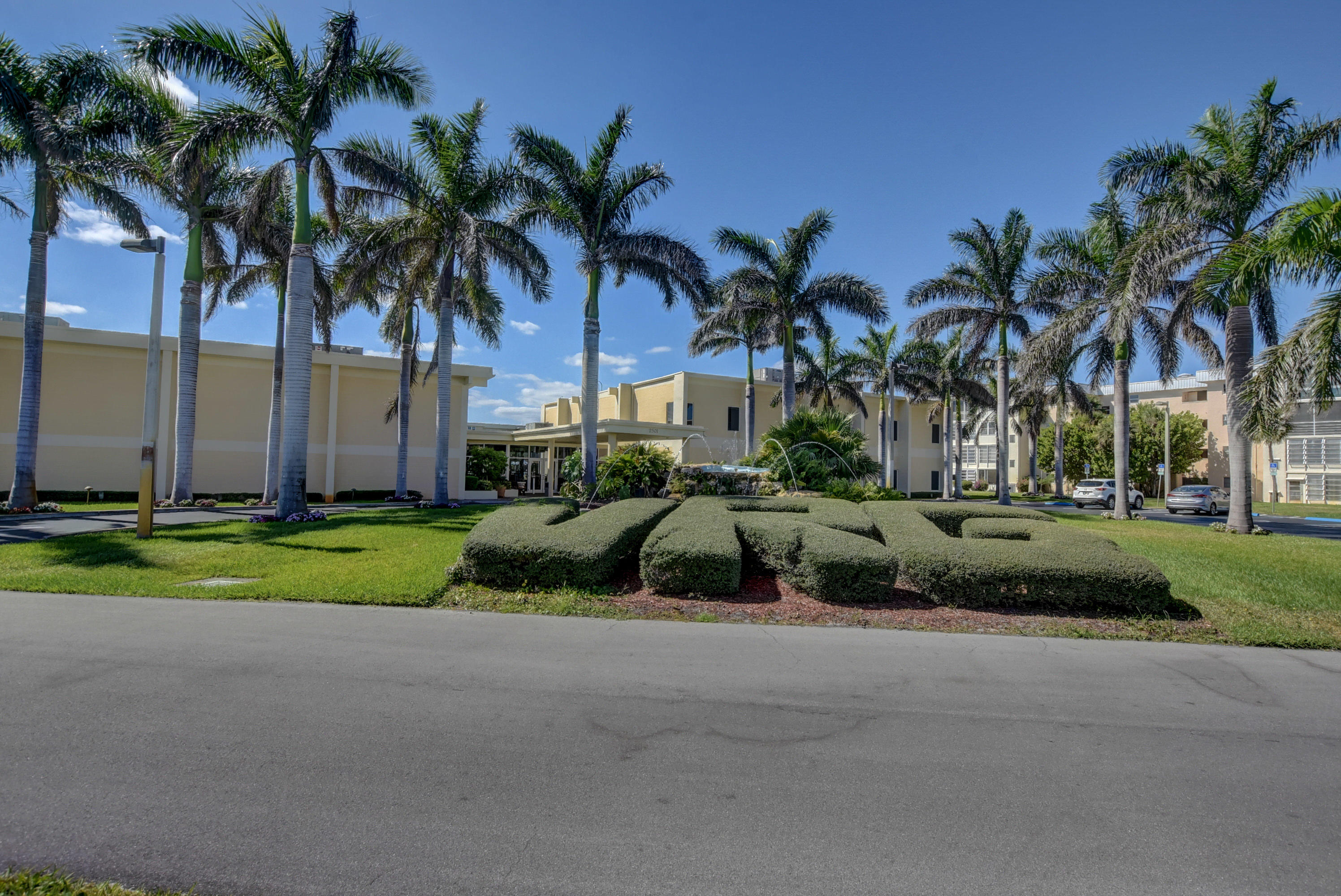 VILLAGE ROYALE ON THE GREEN CONDO - Residential