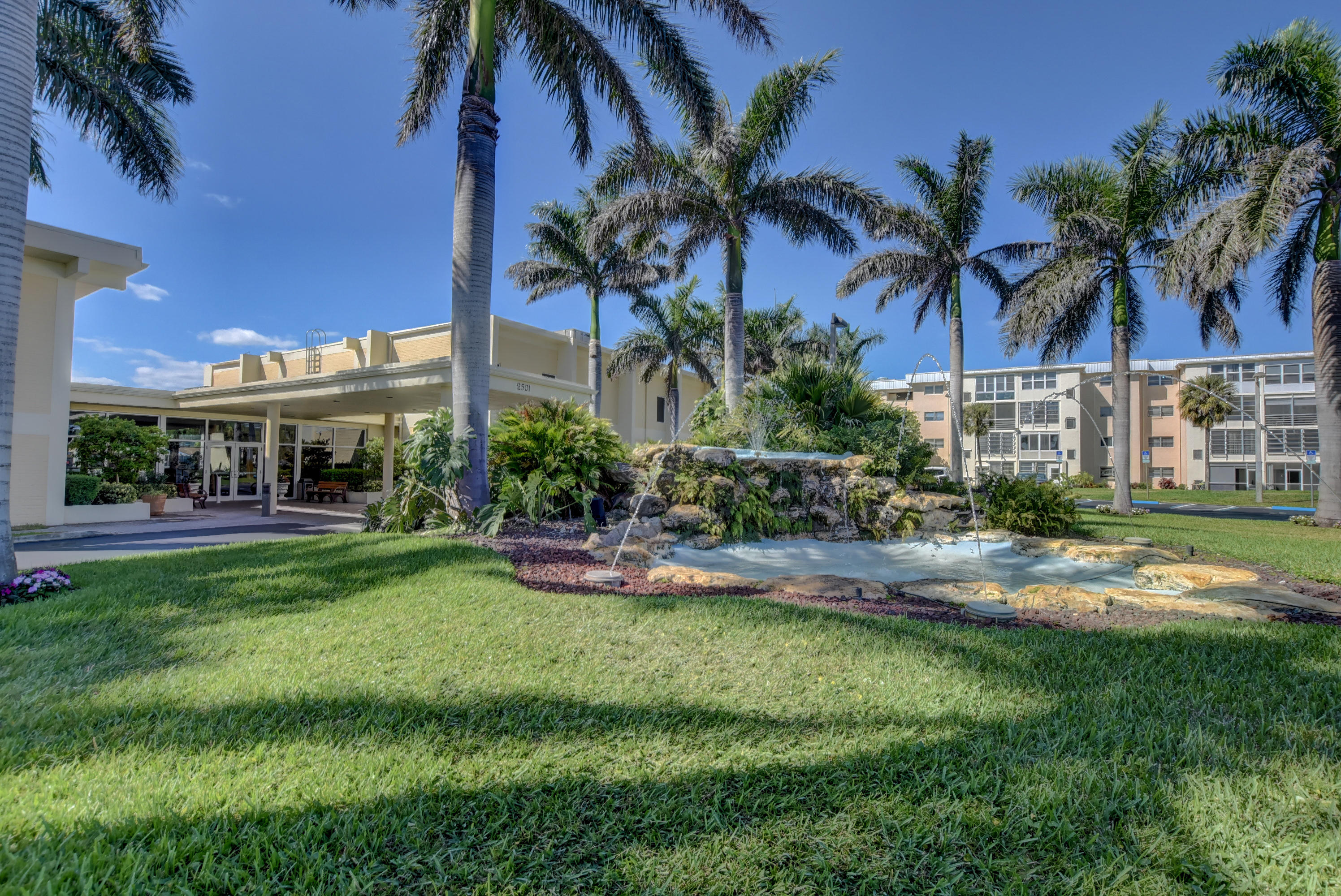 VILLAGE ROYALE ON THE GREEN CONDO - Residential