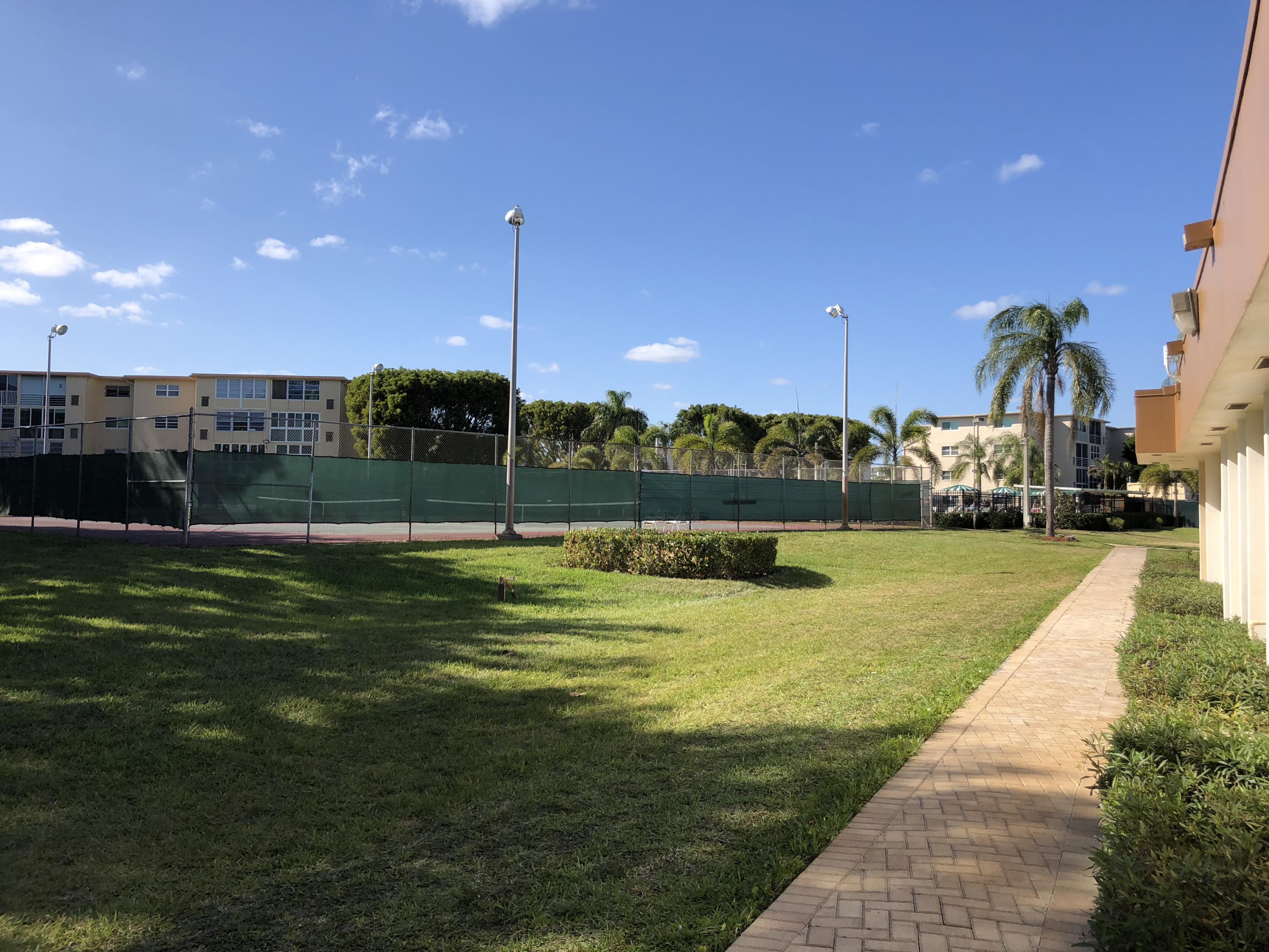 VILLAGE ROYALE ON THE GREEN CONDO - Residential