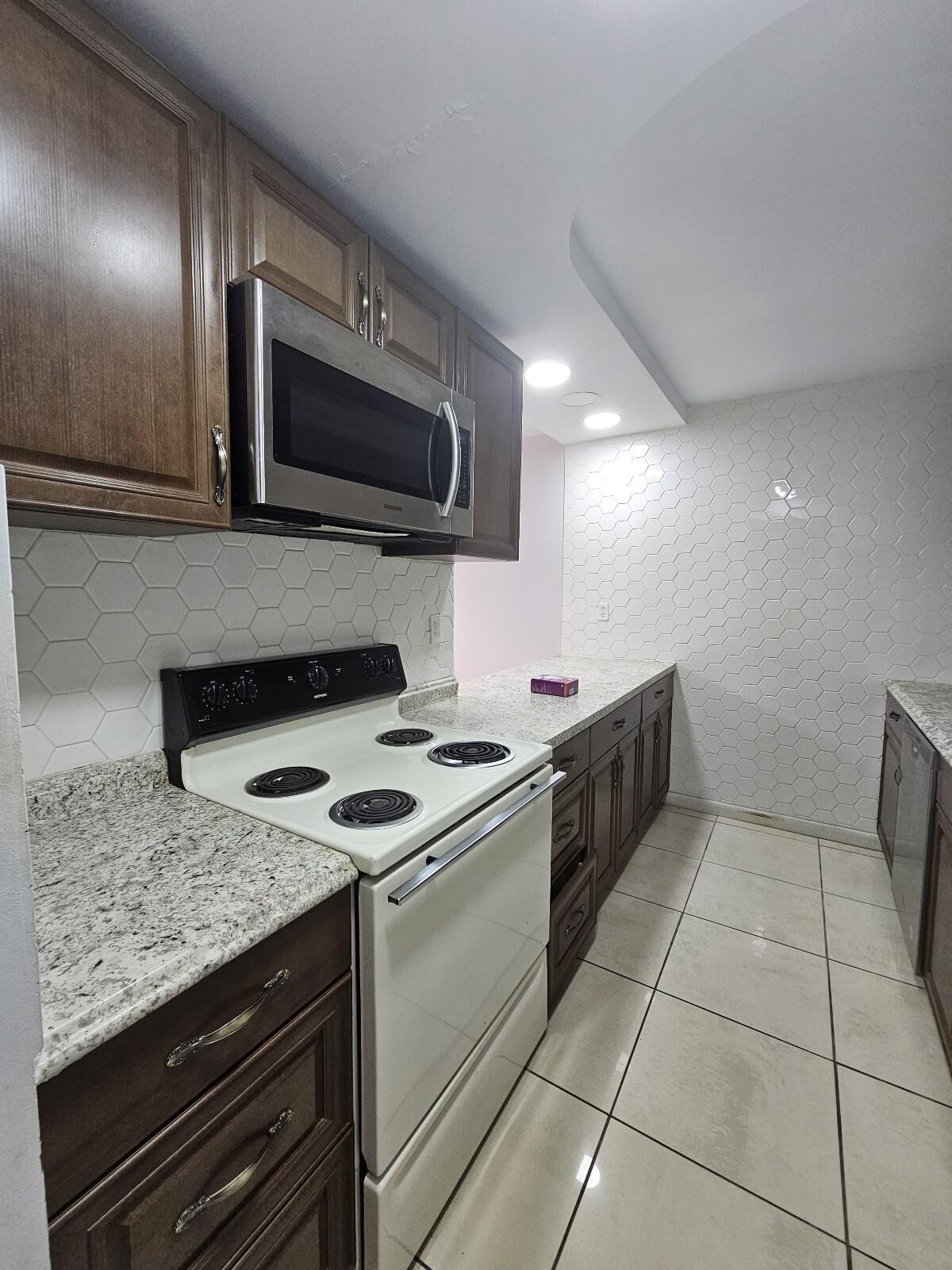 PRESIDENTIAL GOLFVIEW CONDO - Residential Lease