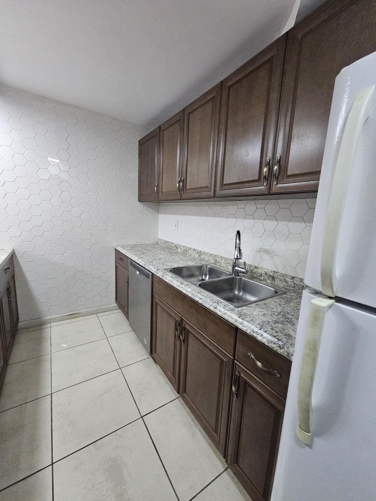 PRESIDENTIAL GOLFVIEW CONDO - Residential Lease